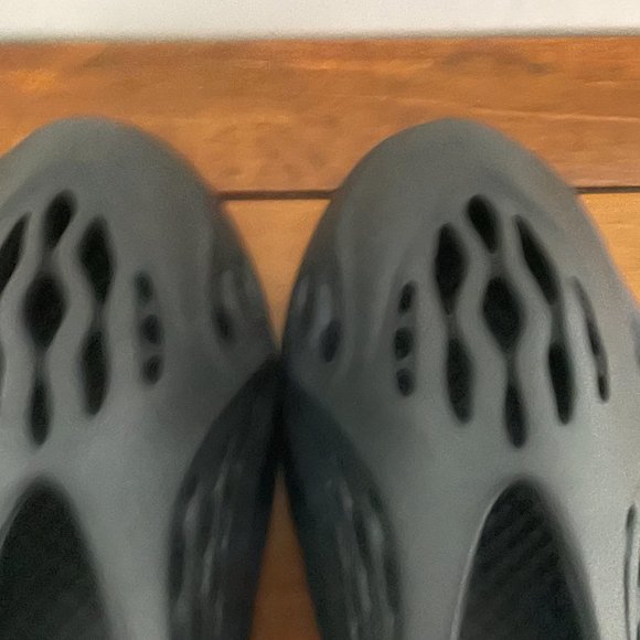 Yezzy Foam Runner Onyx(Size)11 - Picture 2 of 5